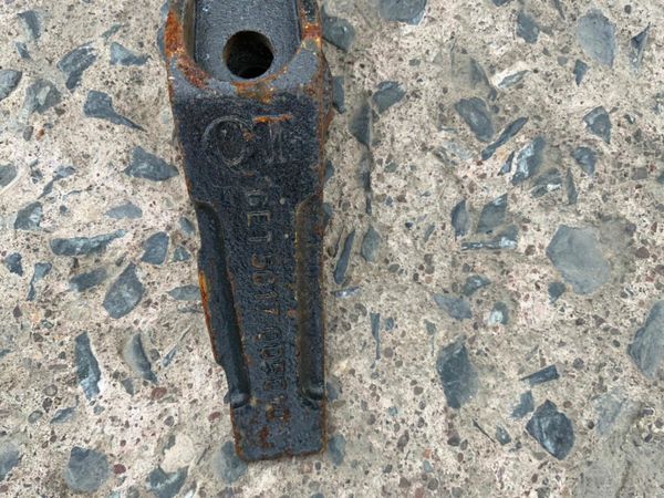 CAT TYPE BUCKET TEETH ADAPTORS / TIPS. 377214394