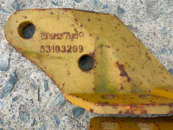 CAT TYPE BUCKET TEETH ADAPTORS / TIPS. 377214395