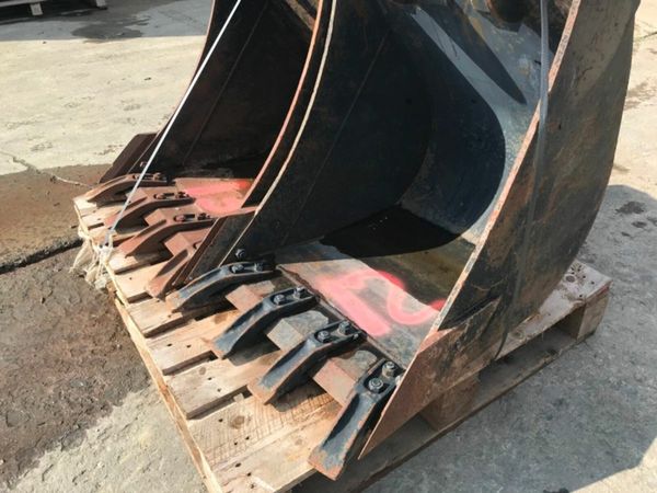 UNUSED 24" DIGGING BUCKET...45mm PINS.....  1035 377214315