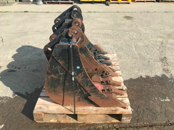 UNUSED 24" DIGGING BUCKET...45mm PINS.....  1035 377214317