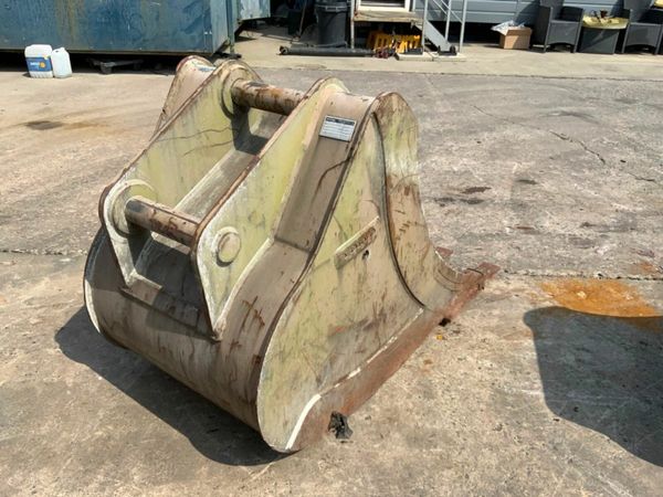 30" VOLVO DIGGING BUCKET....70mm PINS.....4mh. 377214420