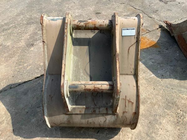 30" VOLVO DIGGING BUCKET....70mm PINS.....4mh. 377214422