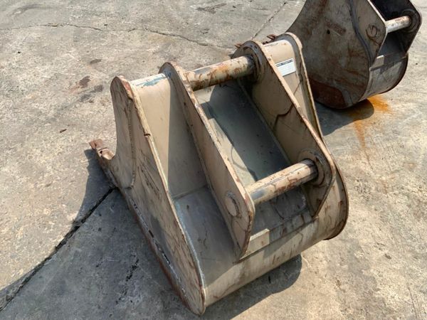 30" VOLVO DIGGING BUCKET....70mm PINS.....4mh. 377214423