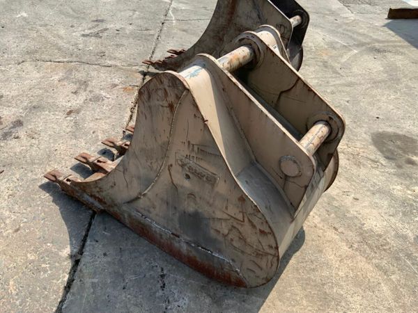30" VOLVO DIGGING BUCKET....70mm PINS.....4mh. 377214424