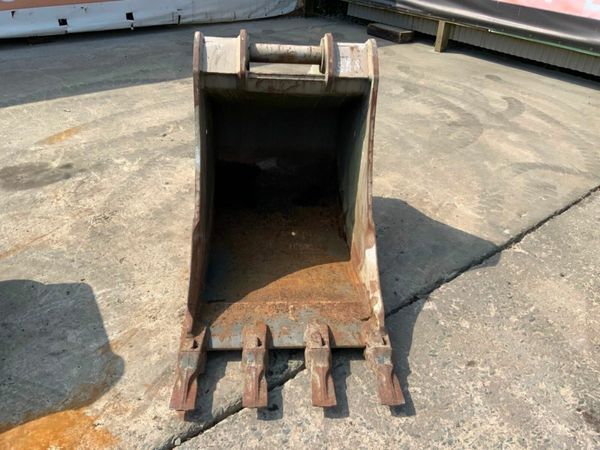 30" VOLVO DIGGING BUCKET....70mm PINS.....4mh. 377214427