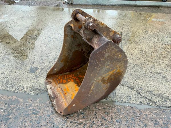 24" JCB 3cx DIGGING BUCKET.....45mm PINS....34545 377214651