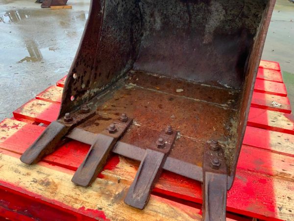 24" DIGGING BUCKET.......45mm PINS........2445. 377214630