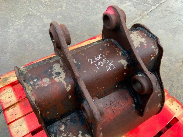 24" DIGGING BUCKET.......45mm PINS........2445. 377214633