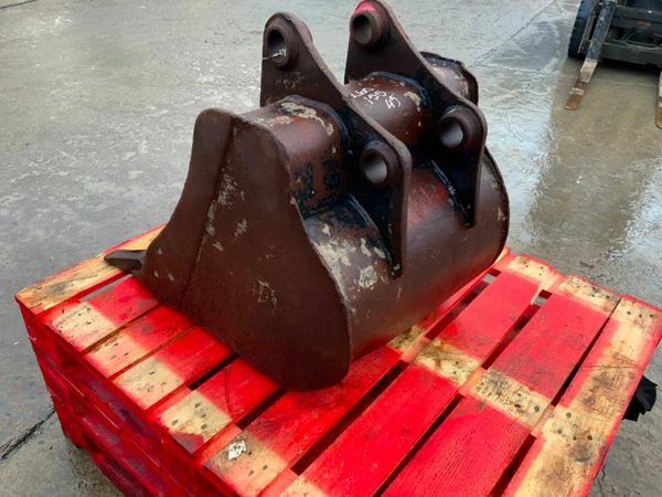 24" DIGGING BUCKET.......45mm PINS........2445. 377214635