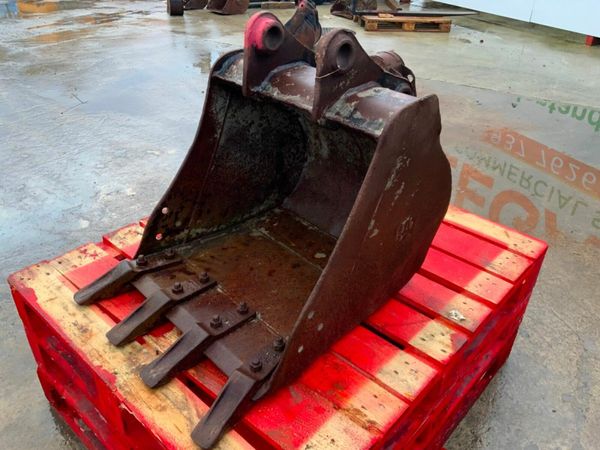 24" DIGGING BUCKET.......45mm PINS........2445. 377214637