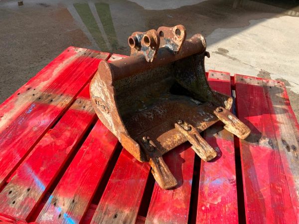 18" MICRO DIGGING BUCKET....25mm PINS...1251/10. 377214850