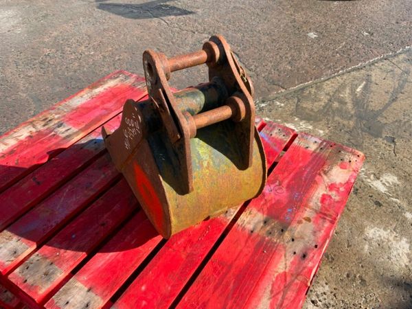 12" TOOTHED BUCKET....30mm PINS.....125. 377214958