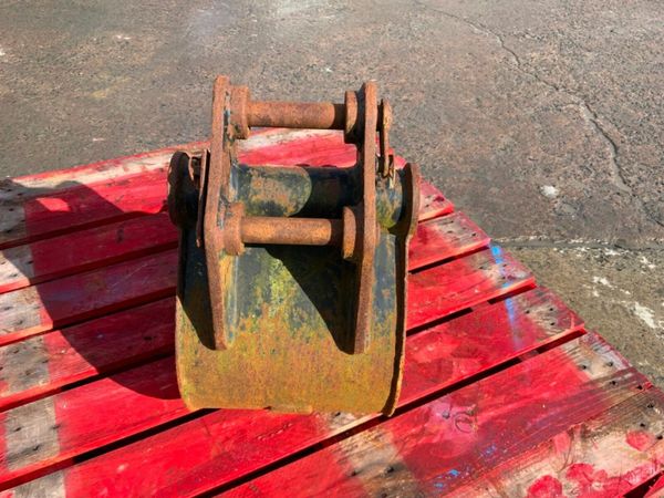 12" TOOTHED BUCKET....30mm PINS.....125. 377214959