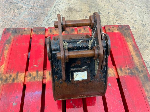 12" MINI DIGGER BUCKET    30mm PINS....1214. 377215146