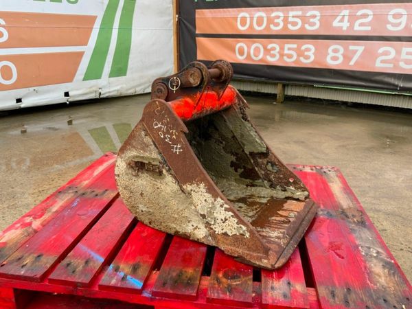 18" MINI DIGGER BUCKET........30mm PINS.....30140. 377215157
