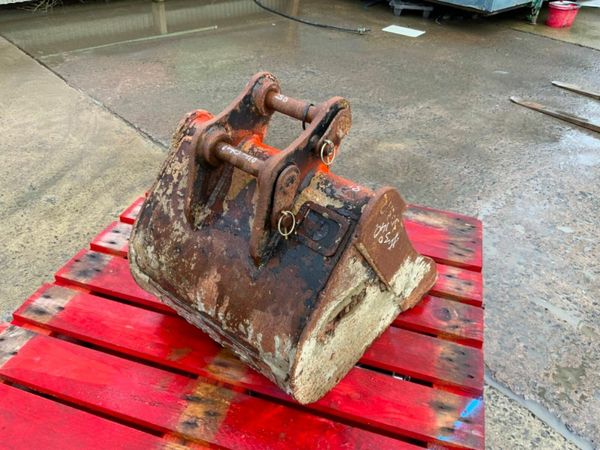 18" MINI DIGGER BUCKET........30mm PINS.....30140. 377215162