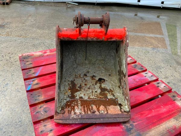 18" MINI DIGGER BUCKET........30mm PINS.....30140. 377215165