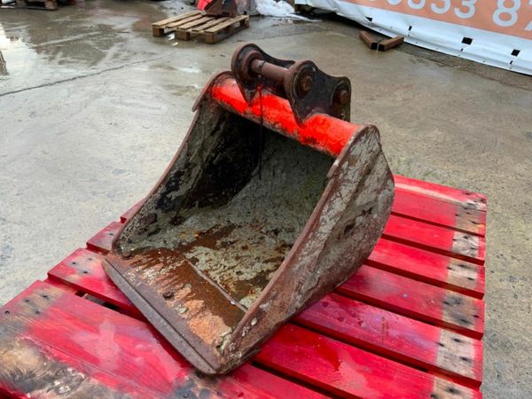 18" MINI DIGGER BUCKET........30mm PINS.....30140. 377215167