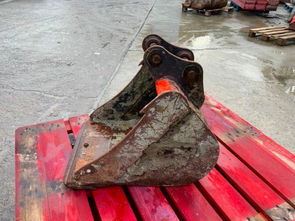 18" MINI DIGGER BUCKET........30mm PINS.....30140. 377215168