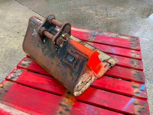 24" MINI DIGGER BUCKET.....30mm PINS....90100 377215189