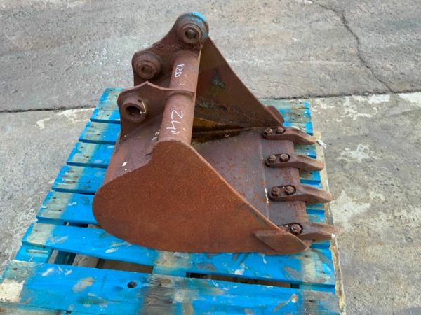 24" GEITH DIGGING BUCKET....30mm PINS...REPAIRS. 377215564