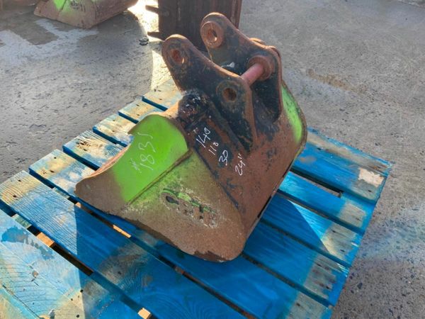 18" DIGGING BUCKET.....30mm PINS.....1831. 377215575