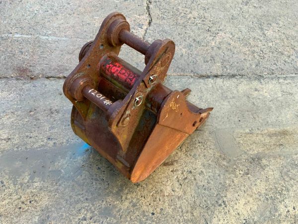 18" DIGGING BUCKET.......45mm PINS....1201. 377215577