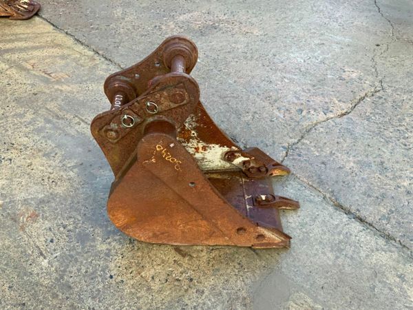 18" DIGGING BUCKET.......45mm PINS....1201. 377215578