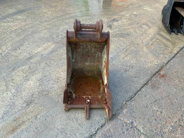 18" DIGGING BUCKET.......45mm PINS....1201. 377215580