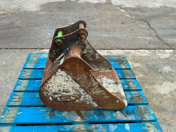 18" MINI DIGGER BUCKET......30mm PINS.........18CP 377215529