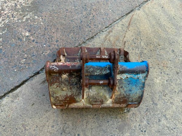 24" DIGGING BUCKET.......30mm PINS......  U25 377215715