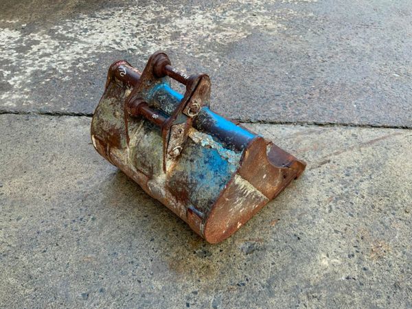 24" DIGGING BUCKET.......30mm PINS......  U25 377215716