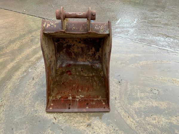 24" DIGGING BUCKET......45mm PINS.....502. 377215841