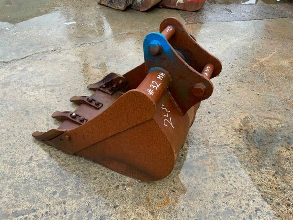 24" DIGGING BUCKET........45mm PINS.....32mh. 377215858