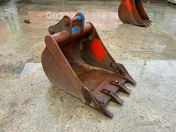 24" DIGGING BUCKET........45mm PINS.....32mh. 377215862