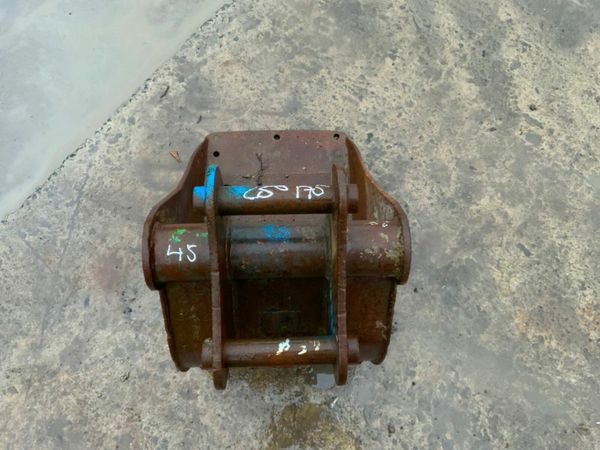 18" DIGGING BUCKET.........45mm PINS.........28mh. 377215804