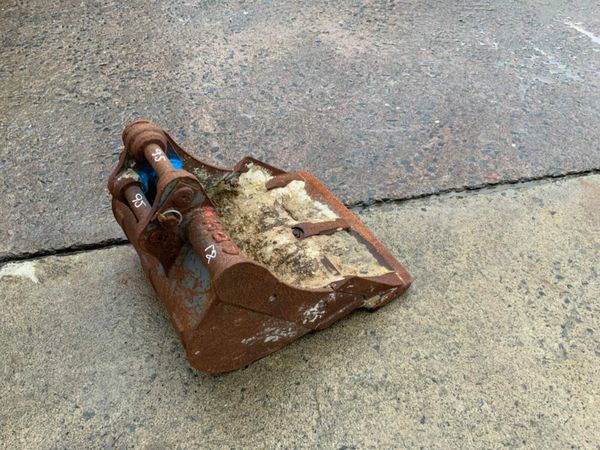 18" MINI DIGGER BUCKET....30mm PINS.......30317 377215815