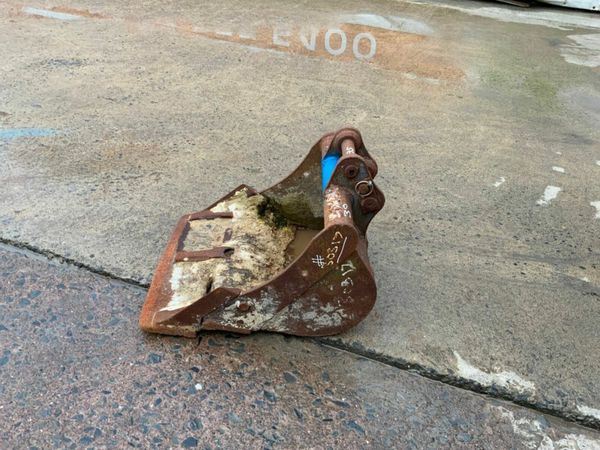 18" MINI DIGGER BUCKET....30mm PINS.......30317 377215818