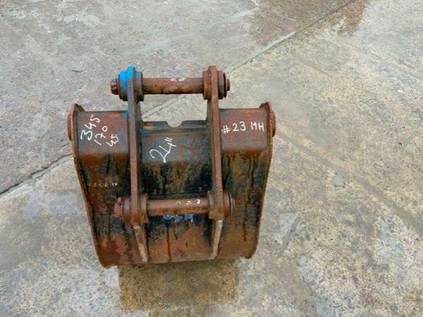 24" DIGGING BUCKET.......45mm PINS.....23mh. 377215927