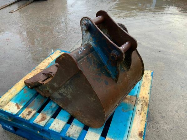 24" DIGGING BUCKET.....45mm PINS......1198/24. 377216080