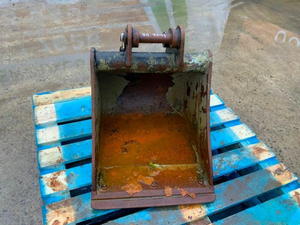 18" MINI DIGGER BUCKET....30mm PINS.......1212/18. 377216036