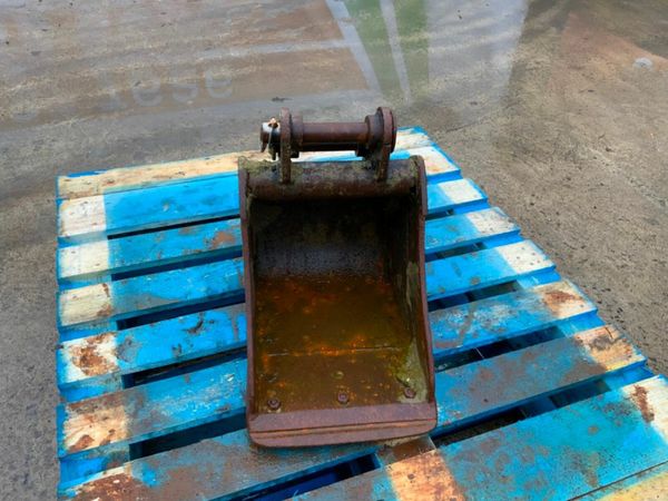 12" MINI DIGGER BUCKET.......30mm PINS.......1212/ 377216144