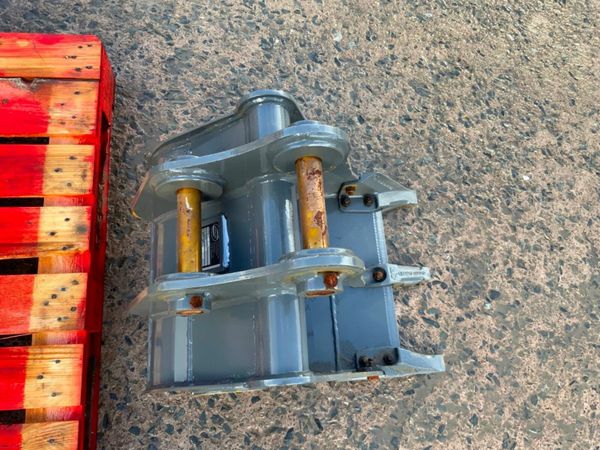 18" STRICKLAND DIGGING BUCKETS...35mm PINS...1210 377216261