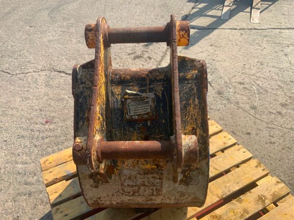 18" STRICKLAND  BUCKET........45mm PINS.........35 377216364