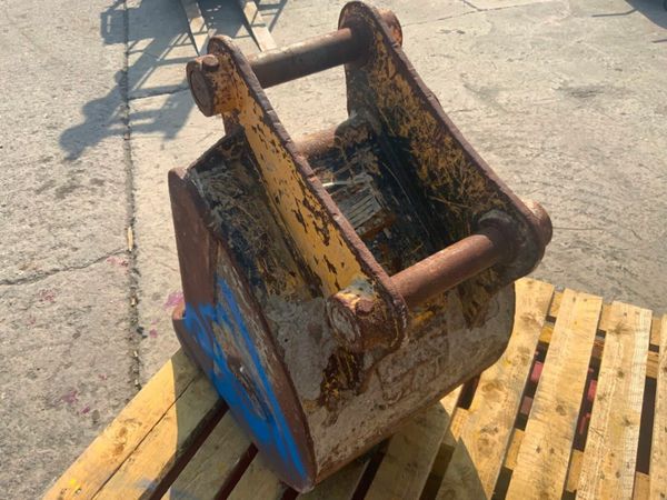 18" STRICKLAND  BUCKET........45mm PINS.........35 377216365