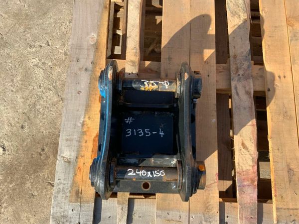 HAMMER / BREAKER CRADLE.....30mm PINS....3135. 377216470