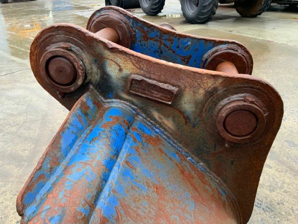 84" STRICKLAND GRADING BUCKET...80mm PINS. 963 377216633