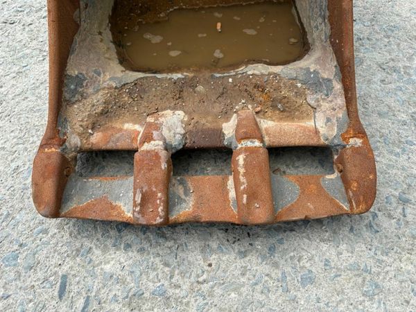 ** 24"... CAT ...BUCKET.... 45MM ..... 31 WA ** 377216941