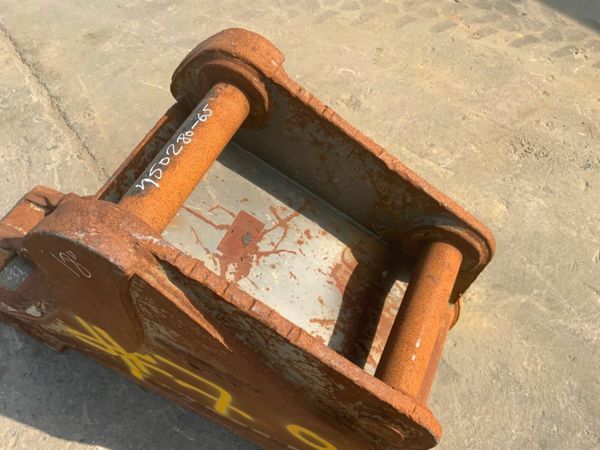 18" VOLVO SCOOP BUCKET...70mm PINS.....#7OD. 377216984