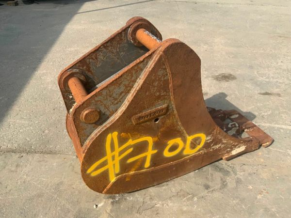 18" VOLVO SCOOP BUCKET...70mm PINS.....#7OD. 377216986